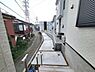 その他：前面道路に面した現地の様子がしっかりと確認できます。周囲には住宅が立ち並び落ち着いた住宅街の一角です。建物の外観やアプローチ部分も見通せ住宅の配置や周辺環境の雰囲気が把握しやすい写真です。