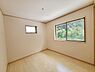 洋室：大きな窓からたっぷりと自然光が入る洋室です。外の緑豊かな景色も楽しめます。清潔感のある明るい空間となっています。収納やレイアウトのアレンジがしやすい形状です。