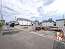 その他：前面道路が広く車の出入りがしやすい立地です。周囲には住宅が並び落ち着いた環境が広がっています。現地は整地されており建築準備が進められています。空が広く感じられ開放的な雰囲気です。