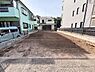 外観：整形地のため建築プランも考えやすい土地です。両隣に住宅が完成しており周囲の雰囲気も把握しやすいのが特長です。現地土地写真からも陽当たりの良さが伝わります。道路からフラットな区画で利用しやすいです。