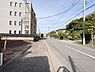 その他：道路幅にゆとりがあり車の通行も快適に行えます。現地周辺は歩道も整備されており安全に移動できます。周囲は落ち着いた雰囲気で建物や植栽も整っています。街並みも整然としていて通行しやすい環境です。