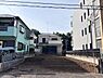 その他：前面道路と合わせて現地の様子がわかりやすい写真です。周囲に住宅が立ち並び落ち着いた雰囲気が感じられます。整形地で様々な建築プランが検討可能です。幅のある前面道路が安心感を与えます。