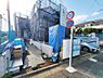 その他：建築中の物件で周辺には住宅や道路標識が見受けられます。車の駐車スペースも確保されています。敷地にはゆとりある空間が広がっています。道路沿いのためアクセスも良好です。