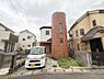 その他：特徴的な丸い外観が目を引く建物です。レンガ調の壁が印象的で個性的なデザインをお楽しみいただけます。駐車スペースも確保され車をお持ちの方にも便利です。周囲は住宅が立ち並ぶ落ち着いた雰囲気です。