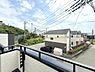 その他：バルコニーから周辺の住宅街を一望できる現地からの眺望です。開放感のある景色が広がっています。前面道路が広く車の出し入れもしやすい印象です。周囲の住宅が整然としており落ち着いた雰囲気が感じられます。