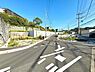 その他：幅広い前面道路が特徴的で車両の通行も安心感があります。道幅がしっかり確保されているので見通しも良好です。周囲には緑も見られすっきりとした街並みが印象的です。電柱や標識もしっかり整備されています。
