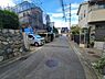 その他：落ち着いた雰囲気の住宅街に位置しておりしっかりとした舗装がされた前面道路が特徴です。周囲には新築物件も見られ街並みの変化が感じられます。車通りが少なく安心して暮らせる環境です。