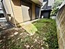 その他：建物横に広がる庭は陽当たりが確保されておりさまざまな用途に合わせやすいスペースです。敷地が塀で囲われており落ち着いた印象があります。建物から直接アクセスできるため使い勝手も良好です。