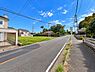その他：前面道路は幅が広く車の通行もスムーズに感じられます。周囲には住宅や緑もあり開放感があります。現地写真から周辺の雰囲気や空の広がりも確認できます。道路沿いの歩道も整備されており利用しやすい印象です。