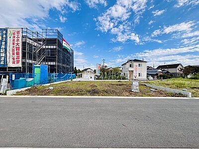 外観：現地土地写真角地のような開放感があります。すっきりとした街並みが特徴です。