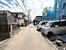 その他：前面道路は幅員があり車の通行もスムーズに行えます。周囲には住宅が立ち並び落ち着いた雰囲気が特徴です。歩道部分も整備されており安心感があります。電柱や配線が整然としていて街並みに調和しています。