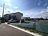その他：広々とした敷地が目を引きます。道路に面しており車の出入りもスムーズです。空が広く開放感のある立地です。利用方法に柔軟性が感じられる土地です。