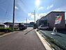 その他：整備された道路沿いに位置し周囲には戸建て住宅が並ぶ落ち着いた街並みです。
