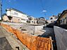 その他：閑静な住宅地に位置する整形地です。基礎工事も進行中で周囲に戸建てが並ぶ落ち着いた雰囲気が特徴です。