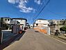 その他：現地の前面道路はフラットで歩きやすい印象です。周囲は住宅が立ち並ぶ環境で道幅にも余裕があります。