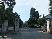 滋賀大学まで667m、徒歩6分の距離です。