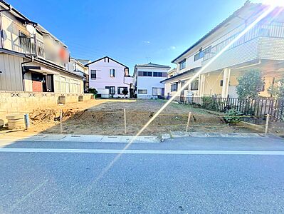 外観：10m公道に面した整形地。敷地広々50坪。