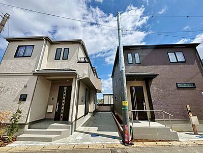 外観：左側が当物件。南東向きの広々LDK。リビングイン階段を採用しました。