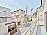周辺：周囲は落ち着いた住宅地で、穏やかな日々を堪能いただけます。