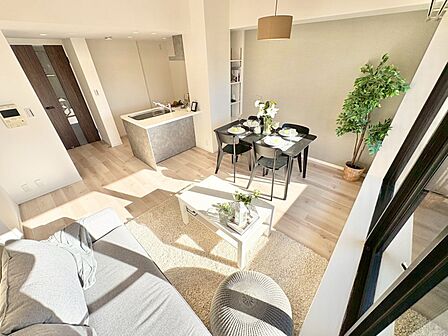 室内には豊かな陽光が注ぎ込み、爽やかな住空間を演出。