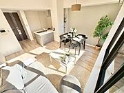 室内には豊かな陽光が注ぎ込み、爽やかな住空間を演出。
