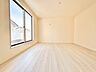 子供部屋：お部屋の窓を開ければ、開放感のある立地ならではの青空が。