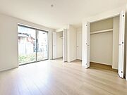 ダブルクローゼットを配した7帖の納戸です。