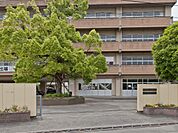 東中学校まで約1080m