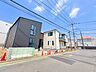 外観：右が当物件。青空が美しいコントラストを生み出す印象的な外観。