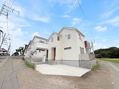 外観：開放感のある角地に面した邸宅。岩槻駅徒歩22分の立地。(令和8年8月撮影)