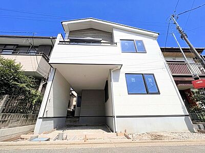 外観：南側接道につき陽当り良好。小学校まで徒歩5分で通学も安心です。(令和8年9月撮影)