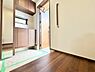 玄関：明るさと清潔感を兼ね備えた玄関が建物内へと導きます。