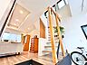 玄関：明るさと清潔感を兼ね備えた玄関が建物内へと導きます。