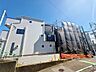 外観：左が当物件。明るい色の外壁がデザイン性を高めてくれます。(令和8年10月撮影)
