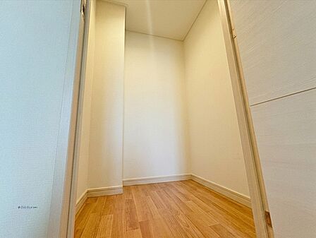 整理整頓しやすいWICなら、快適な暮らしを維持できます。※現況の物件写真に、CGによる画像処理(家具消し)がされています。