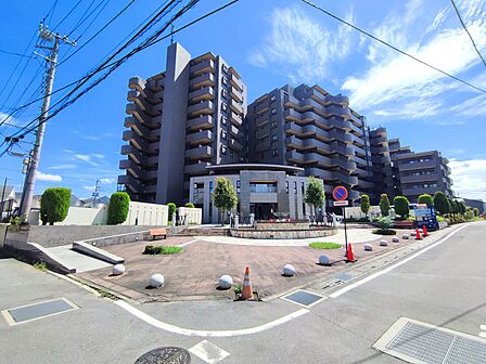 周辺環境とのコラボレーションにより明るい空間を演出。