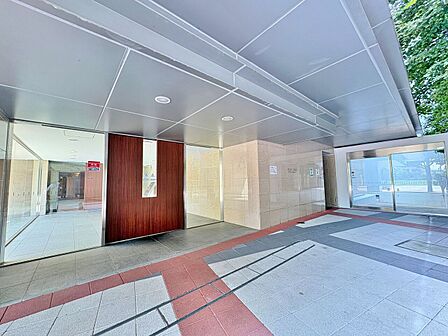 管理の行き届いた敷地内。落ち着いた雰囲気のエントランス。
