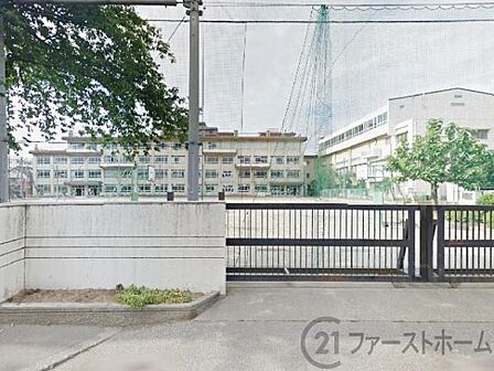 中央小学校まで530m