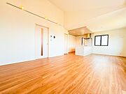 上質な暮らしを感じさせてくれます。毎日の暮らしの中で表情を変える場所ですが、いつもあたたかく家族を包み込んでくれる場所。