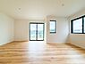 リビング/ダイニング：優しい色合いのフローリングと建具。やわらかな日差しがくつろぎの空間を演出します。