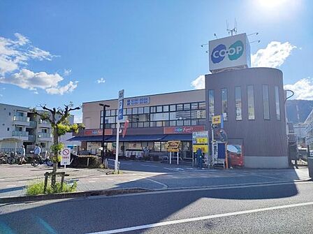 コープこうべ島本まで366m、新鮮な食材を取り扱う地元住民に愛されるスーパー