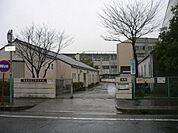 吉浜小学校まで675m