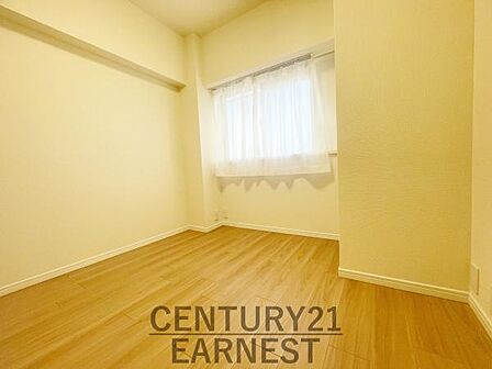 明るい光が差し込む子供部屋です。落ち着いた色合いのフローリングが清潔感のある空間を演出します。壁面がすっきりとしており家具の配置がしやすい点も魅力です。使い勝手の良い間取りとなっています。