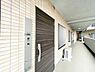 その他：落ち着いた色合いの玄関ドアが採用されております。通路は広めに設計されており移動もスムーズです。インターホン完備で来客対応ができます。エアコンの室外機も整然と設置されています。
