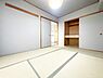 リビング/ダイニング：明るく開放的な空間が広がるリビングです。畳の風合いが落ち着いた雰囲気を演出しています。収納スペースが確保されているため整理整頓がしやすいです。引き戸仕様で空間を有効に使えます。