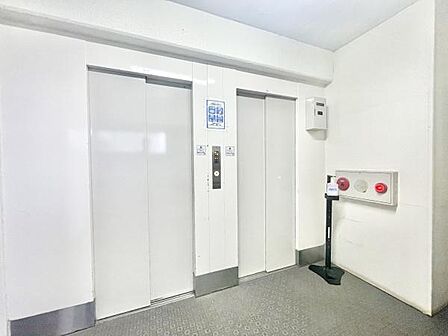 共用部にはエレベーターが設置されており移動も快適です。清潔感のある内装が特徴的です。非常ベルなどの設備も設置され安全面にも配慮されています。エレベーターホールはシンプルなデザインとなっています。