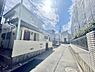 その他：前面道路が広がり周辺に住宅が並ぶ落ち着いた雰囲気の現地写真です。日差しが差し込み明るいイメージが伝わります。道路幅もあり車の出入りに便利な印象を受けます。周辺環境も整っており整理された街並みです。