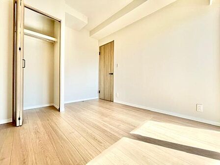 ナチュラルな木目の床が印象的な洋室です。扉付きのクローゼットが備わっており収納面でも便利です。明るい光が差し込むため室内が開放的に感じられます。シンプルな内装でインテリアの自由度も高いです。