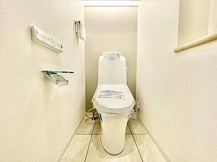 トイレはウォシュレット付き!見やすい壁付けリモコンです。備え付けの棚に飾りやお写真、カレンダーなどをおいても素敵そうです♪