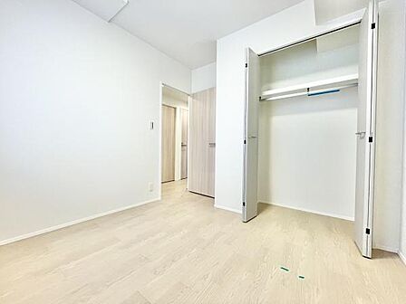明るい色合いのフローリングが印象的な寝室です。クローゼットが備わっておりすっきりとした空間が広がっています。扉や壁もシンプルで様々なインテリアに合わせやすい仕様です。
